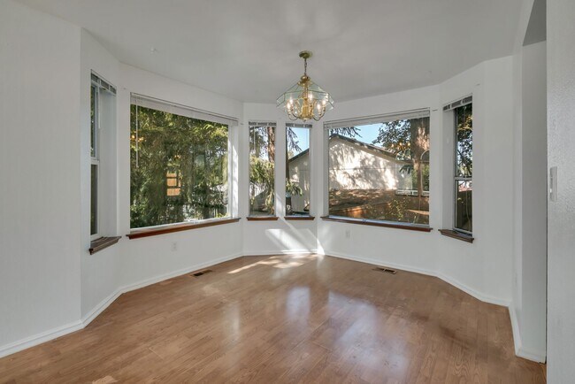 Building Photo - 3-bedroom, 2.5-bathroom home located in Fe...