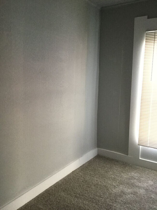 Building Photo - 2+ Bedroom home Near Downtown!