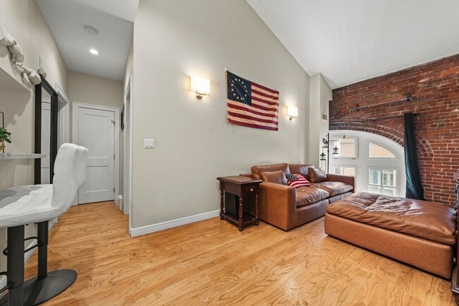 Building Photo - 106 13th St