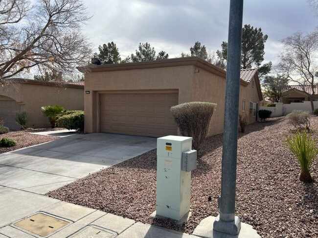 Building Photo - Move in Quick! 2 Bedroom Townhome in Sun C...