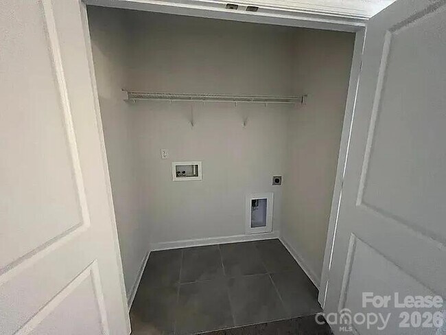 Building Photo - 2027 Tears Ln