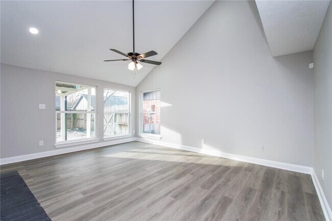 Building Photo - 4014 Alshire Dr