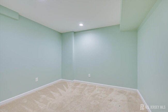 Building Photo - 160 Vasser Dr