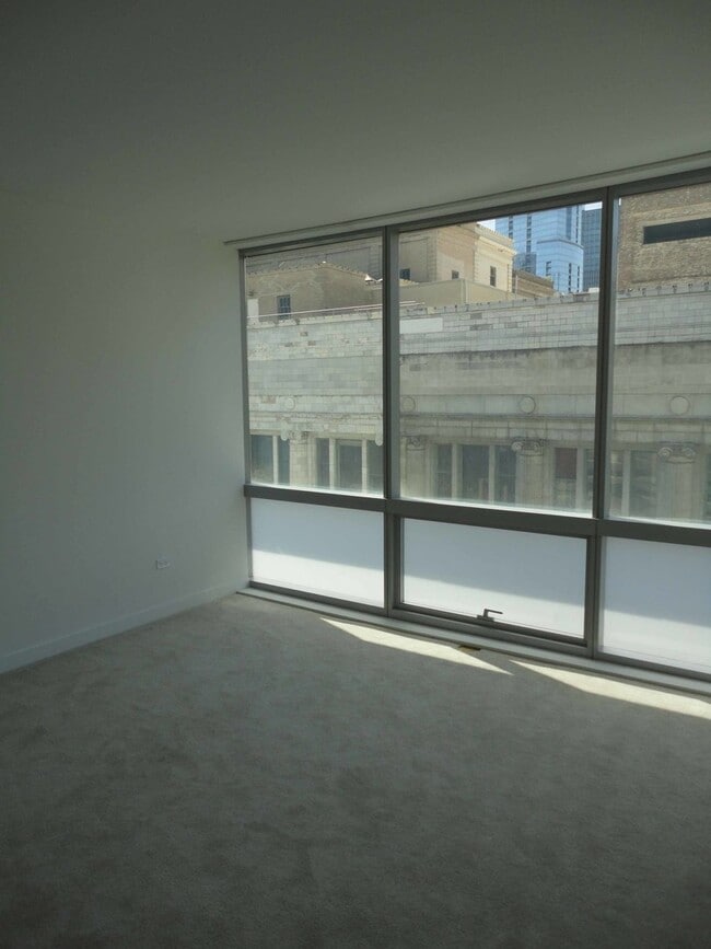 Building Photo - 8 E Randolph St