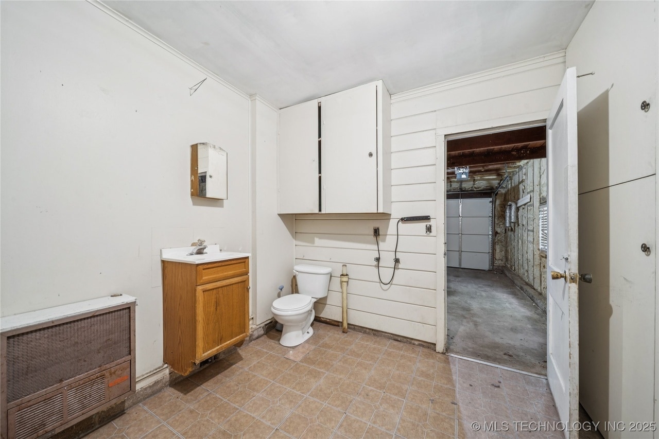1/2 bath, utility & laundry roomy - 4903 E 25th St