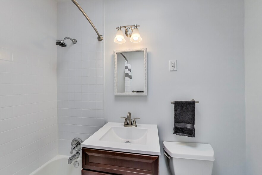 Building Photo - 1424 Lake St