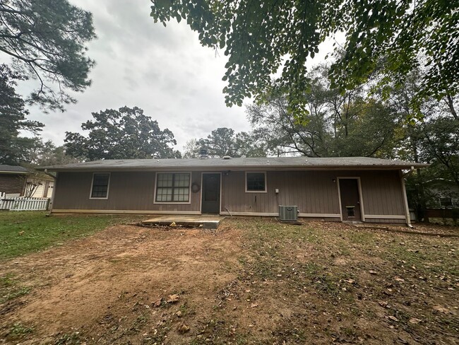 Building Photo - Enterprise AL!   Remodeled.   New Stainles...