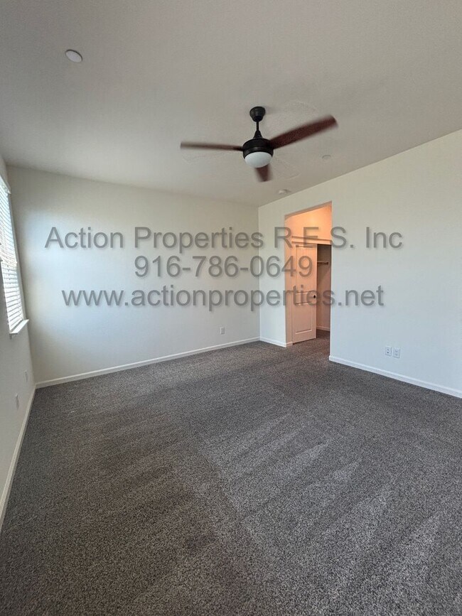 Building Photo - Solar - Whitney Ranch Newer Single Story, ...