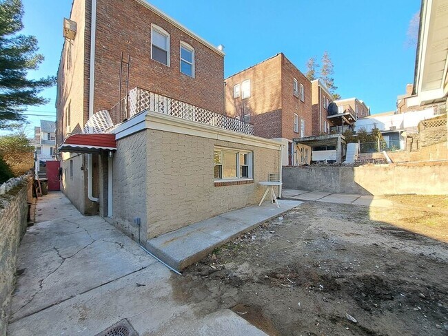 Building Photo - 6304 Liebig Ave