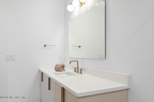 Building Photo - 114 12th Ave S