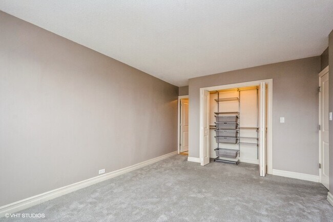 Building Photo - 2930 N Sheridan Rd