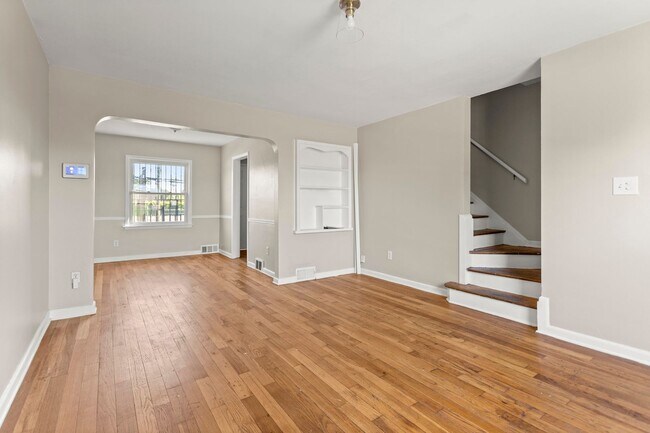 Building Photo - Beautiful updated townhome