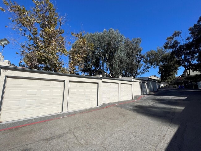 Building Photo - 313 N Melrose Dr