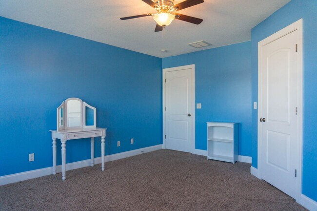 Building Photo - Spacious Home with Stunning Views