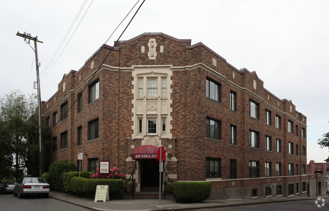 Primary Photo - Roundcliffe Apartments