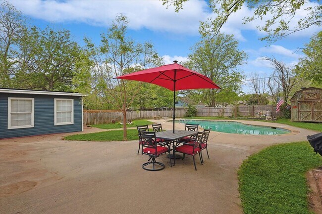Building Photo - Amazing Historic 1940's Home in Original C...