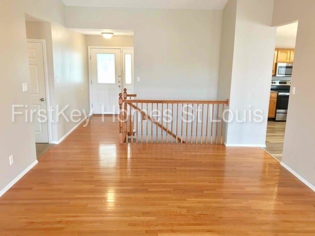 Building Photo - 14 Rivermeadows Dr