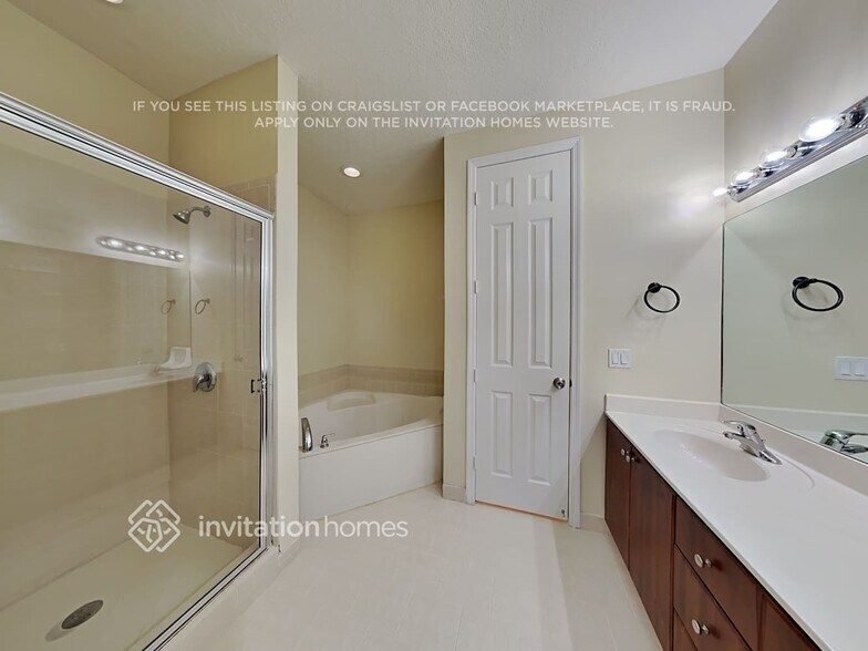 Building Photo - 518 NE 35th Ave