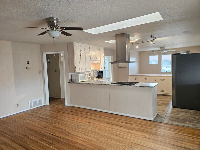 Building Photo - 2701 Cagua Dr NE