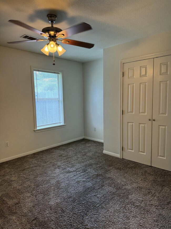 Building Photo - 1621 Rock Hollow Loop