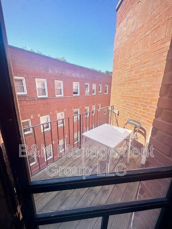 Building Photo - 1057 W Dakin St