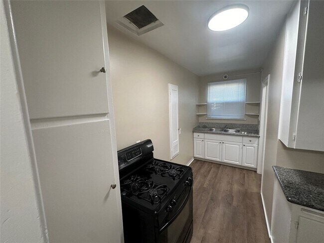 Building Photo - 901 N San Gabriel Ave