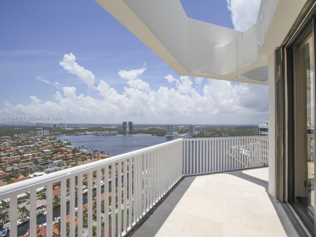 Building Photo - 2000 Island Blvd