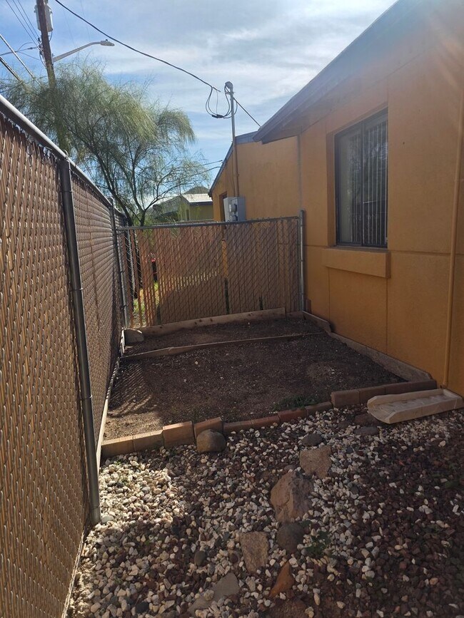 Building Photo - Spacious Large 2BR 1BA Condominium w/ Pool & Spa Access • Freshly painted in Tucson