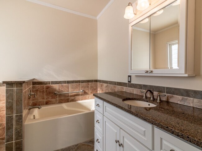 Building Photo - Single family - unfurnished - YEAR ROUND rental - Mill Pond Acres