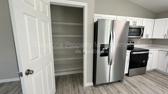 Building Photo - 327 Lester Ave S