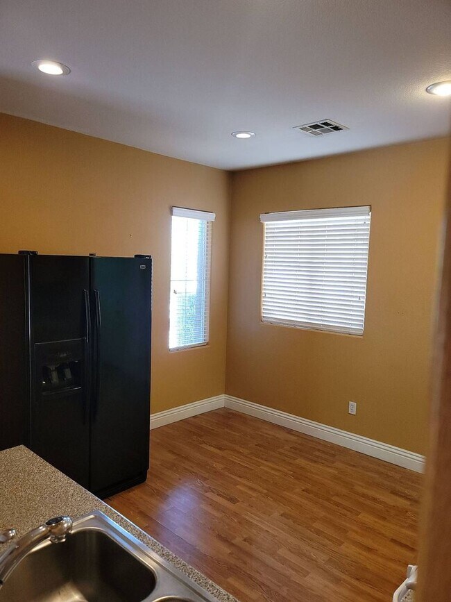 Building Photo - Amazing Home 3 Bedroom Available!