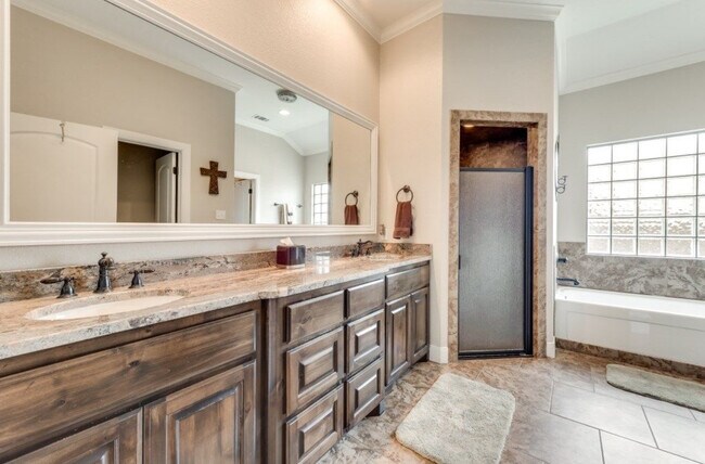 Building Photo - 5505 San Clemente Dr