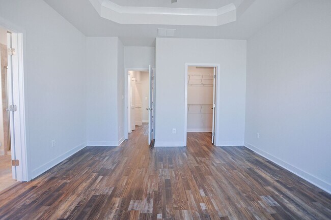 Building Photo - Welcome home to this move-in ready end uni...