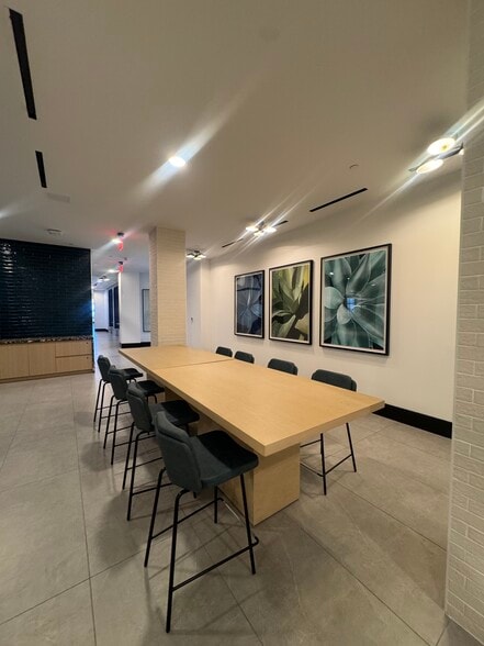 Building Photo - 16051 W Dixie Hwy