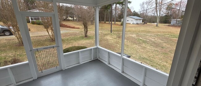 Building Photo - Cute little ranch with screened porch