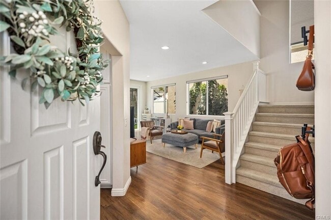Building Photo - 3 bedroom in Gated Victoria Community!