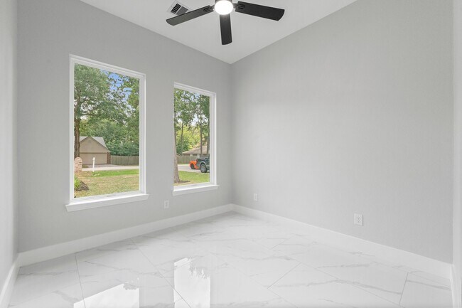 Building Photo - 327 Paradise Ln