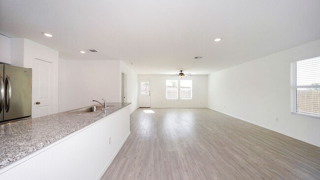 Building Photo - Spacious 4-bedroom, 2-bath located in Summerhill subdivision