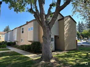 Building Photo - 3 Bed 1.5 Bath Condo In Concord