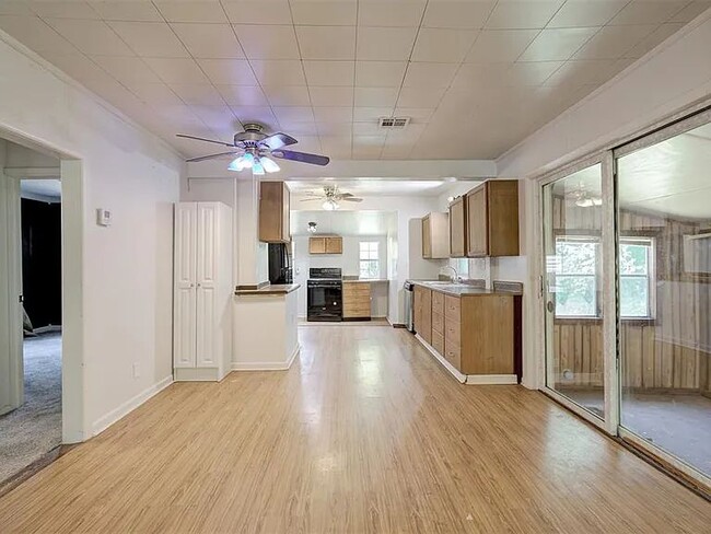 Building Photo - 4001 Meadowview Dr