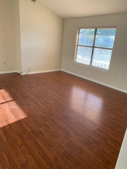 Building Photo - 530 Summer Dr
