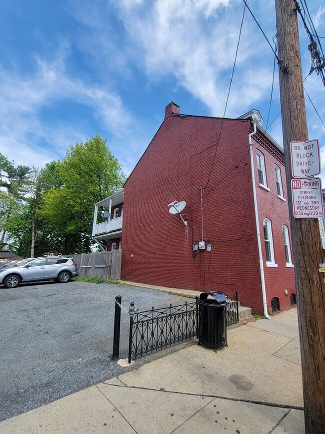 Building Photo - 4 Bedroom Home in Lancaster City