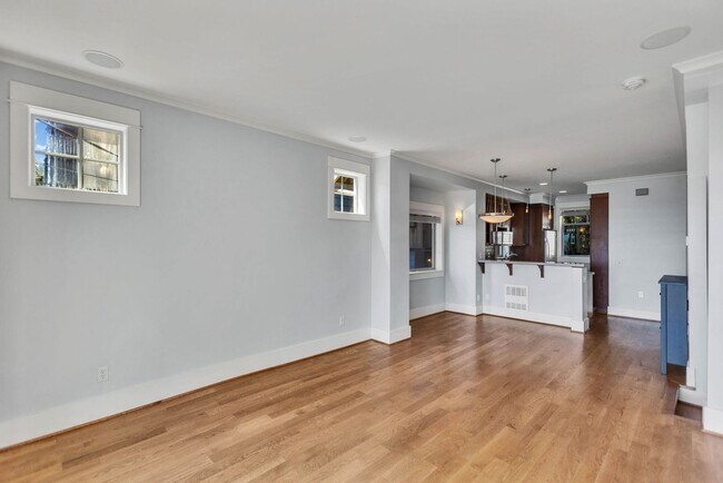 Building Photo - Spacious 3 Bed 2.5 Bath Townhome with Views and Two Parking Spaces – First Hill/Capitol Hill
