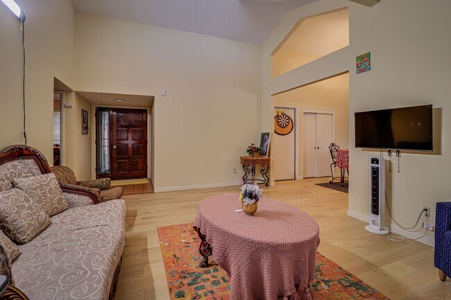 Building Photo - Great Laurelglen Home!