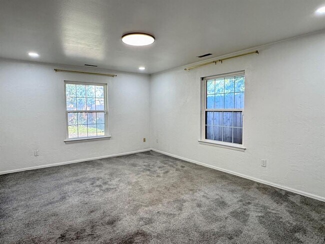 Building Photo - 3025 Regency Ct