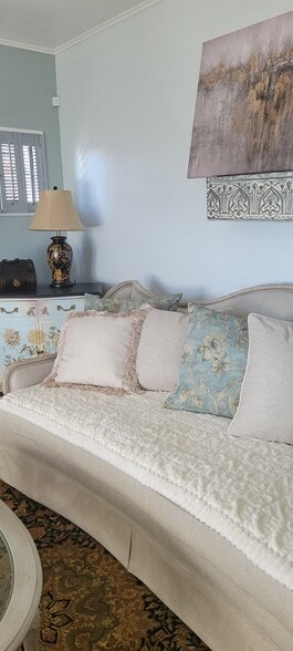 Building Photo - 1055 NE Grandview Dr