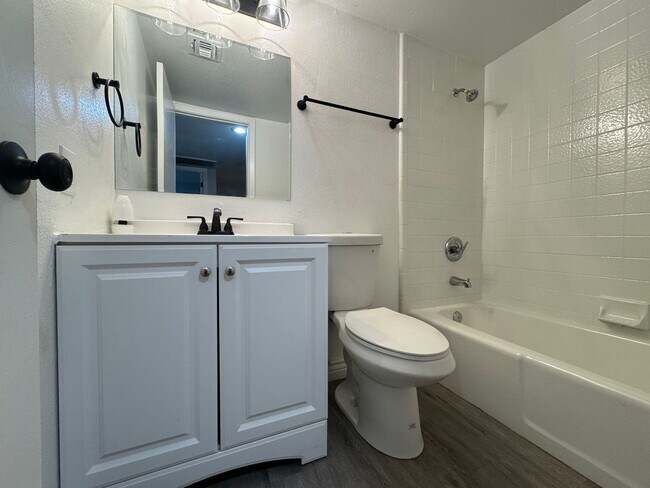 Building Photo - 2 Bedroom in the El Tovar Condominiums Near N Central Ave and W Dunlap Ave!