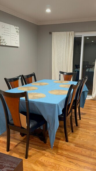 Building Photo - 7.. Waksman Pl