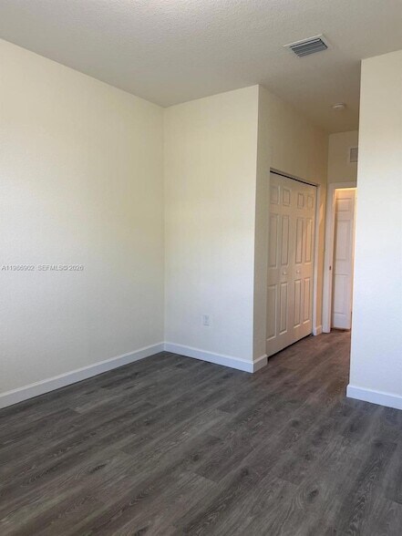 Building Photo - 144 NE 37th Terrace