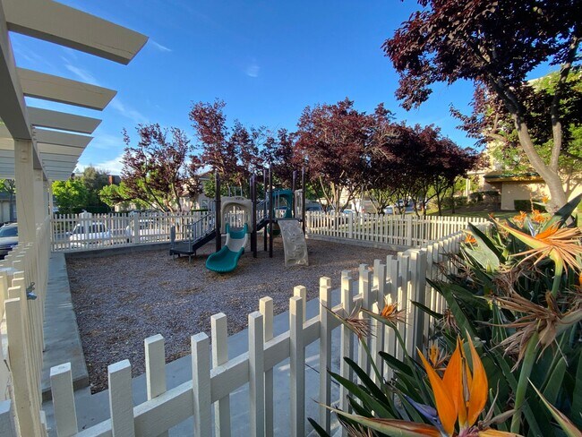 Building Photo - ALMADEN LAKE - Updated townhome with centr...